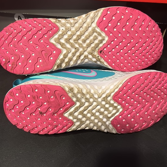 Nike - Picture 4 of 4